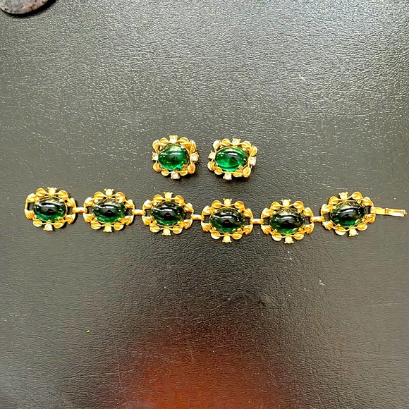 Jewelry - Vintage costume jewelry, stunning green & diamond colored stones in gold tone.
